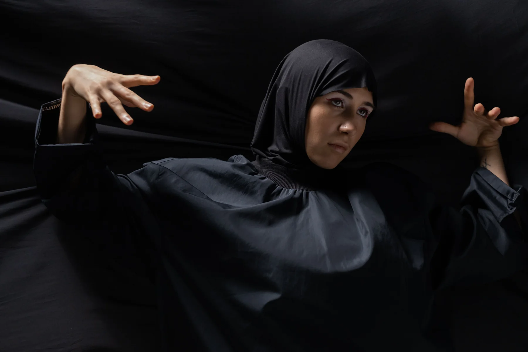 إطلالة عباية سوداء فاخرة بحجاب كامل